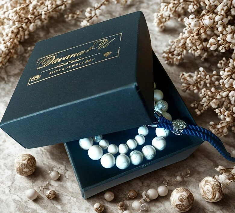 Подарочный набор для мужчин – кольцо «Namejs» и браслет из говлита и яшмы